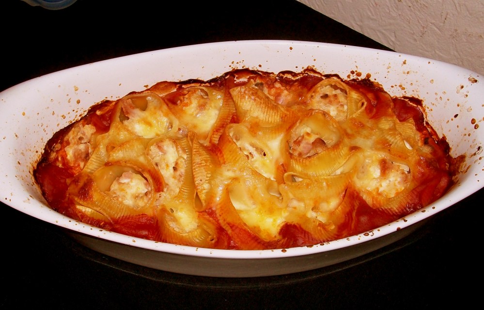 Cheesy bacon and pasta shells in a tomatoey sauce from Charlotte. Reeealy good and I would say better than similar dishes you pay eight quid for in your chain Italina restaurant of choice and end up tasking only durum and garlic. Really nicely done. Extar points for using mahoosive shells.